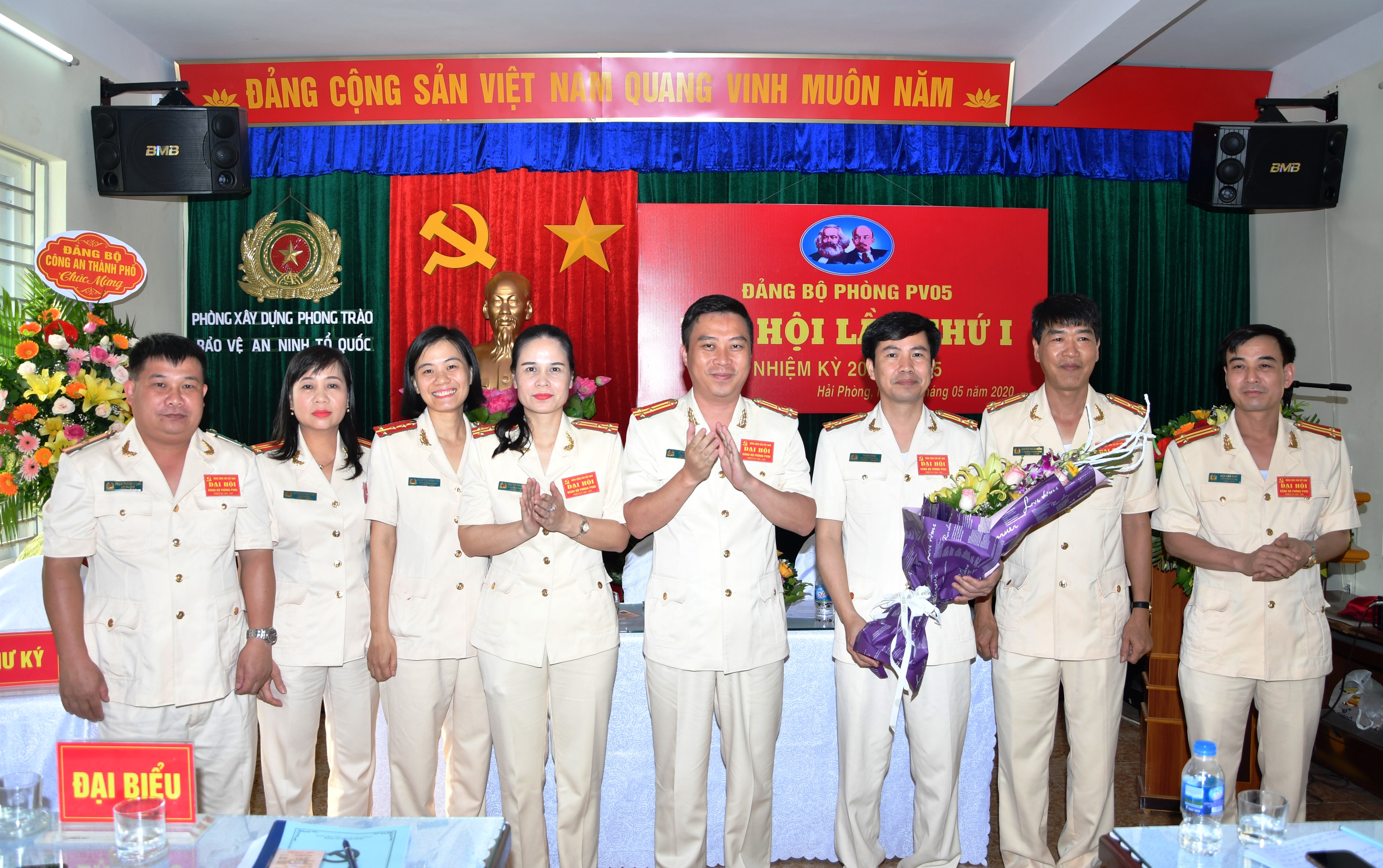 Thượng tá Lê Trung Sơn -Phó Giám đốc CATP chúc mừng Đảng bộ Phòng Xây dựng phong trào VANTQ